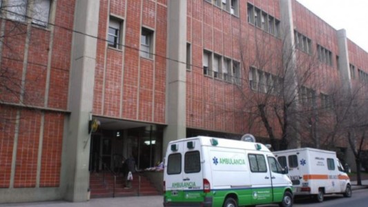 Mar del Plata: tardaron en atender a su hijo y rompió una puerta del hospital