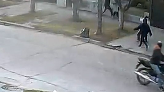 Policía héroe en Merlo: baleó a un ladrón y salvó a una abuela y sus nietas - #REC