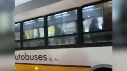 Apuñaló a un pasajero en el colectivo y huyó