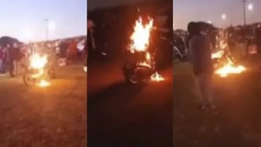 Fans de El Noba prendieron fuego una moto en su honor