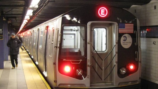 Impactante: Arrojan a una mujer a las vías del subte en Nueva York