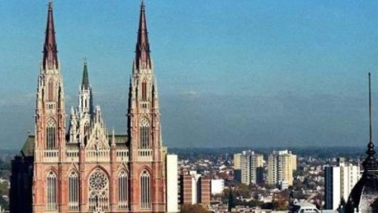 Asesinan a una mujer durante un asalto frente a su nieta en el centro de La Plata