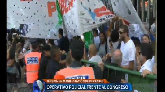 Tensión en manifestación de docentes frente al Congreso