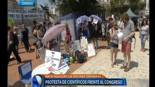 Científicos del Conicet también protestaron frente al Congreso