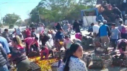 Video: Un camión de verduras volcó y los vecinos se llevaron la carga
