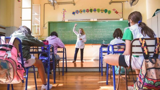 No más "chiques": el gobierno porteño prohibió el lenguaje inclusivo en las escuelas