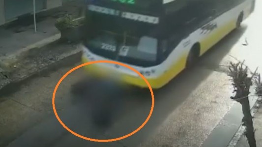 Video: Cruzó corriendo y un colectivo le pasó por encima