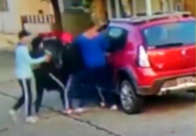Video: Repartidor fue a entregar un pedido y le robaron el auto bajo modalidad "piraña"