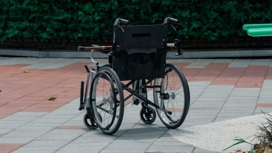 Asalto increíble: un hombre en silla de ruedas robó en un local de electrodomésticos