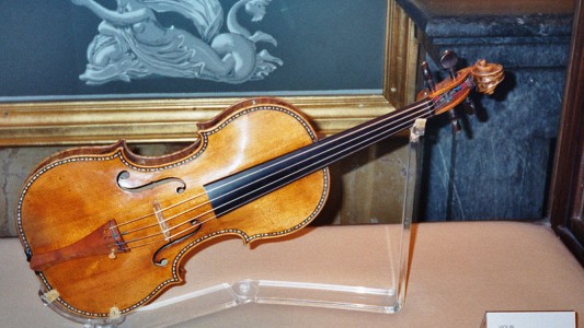 Pagan más de 15 millones de dólares por un violín Stradivarius de 1714