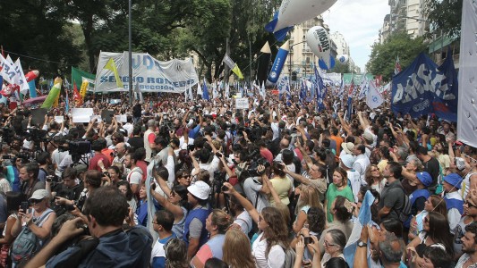 Docentes marchan al ministerio de Educación en reclamo de la paritaria nacional