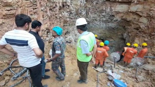 Intentan rescatar a un niño sordomudo que cayó a un pozo