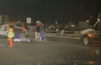 Un hombre muere al caer de su moto en la autopista Illia