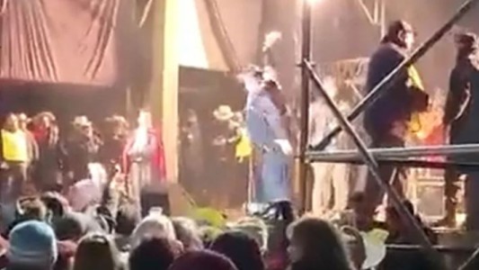 La furia del Chaqueño Palavecino: la policía lo bajó de un escenario en Salta