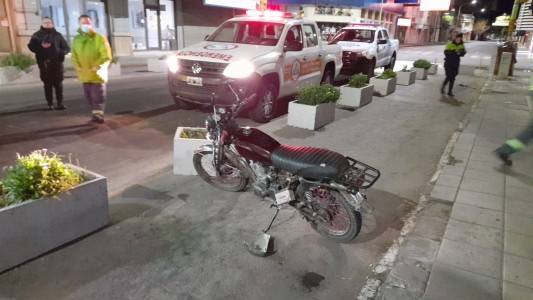 Motociclista chocó contra una maceta decorativa: llevaba a dos personas y estaba alcoholizado