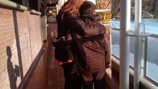 La maestra lo vio con las zapatillas rotas y les regaló unas nuevas: él prefirió dárselas a su mamá para que vaya al trabajo