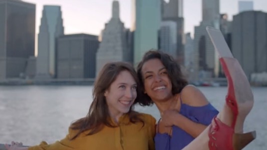 Crean zapatos especiales para tomar "selfies"