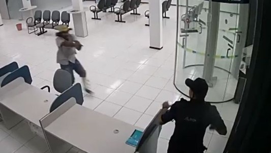 Video: el momento en que el guardia de un banco mató de un tiro a un ladrón
