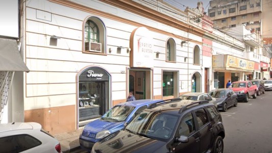 Intentaba robar un auto, se escapó para que no lo atrapen pero se golpeó y terminó desmayado