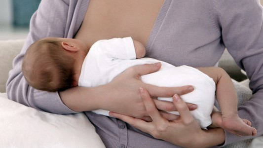 Cortar el frenillo de la lengua de bebés para favorecer la lactancia: la aclaración de especialistas