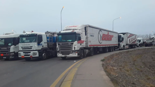 Escasez de gasoil: Los transportistas de carga inician un paro desde hoy