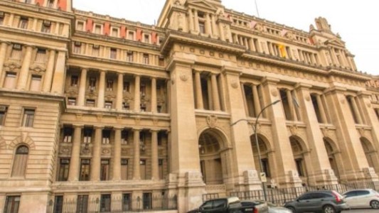 Condenaron a 11 años de cárcel a un hombre que abusaba de una niña y hacía participar a su hijo