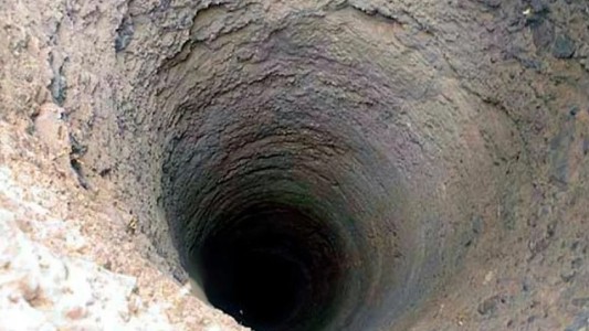 Un nene se cayó en una letrina: su madre se tiró al pozo para salvarlo