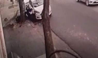 Un policía se estrelló contra un auto y un árbol en plena persecución - #REC