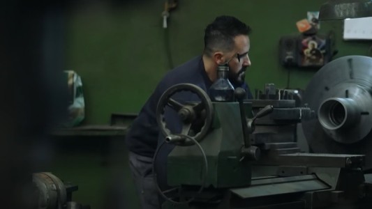 Laburantes: Javier trabaja en el mismo lugar hace 30 años, en un oficio que pocos saben realizar