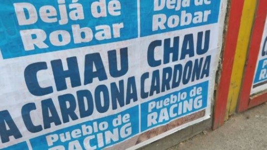 Duros afiches contra Cardona en la sede de Racing: "Dejá de robar"