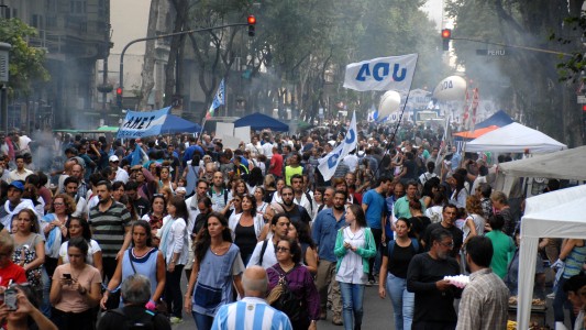 Multitudinaria marcha de docentes a Plaza de Mayo