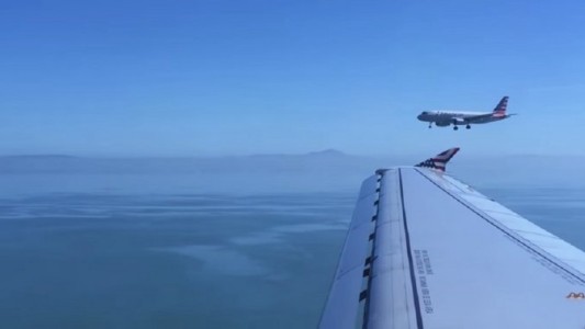 Dos aviones aterrizaron al mismo momento en un aeropuerto