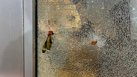 Fue a un restaurante, pidió un sándwich y, como tenía "demasiada mayonesa", mató a tiros a una empleada