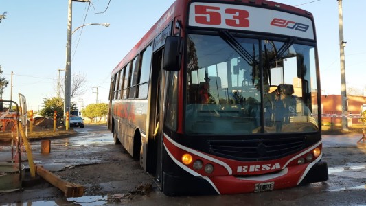 Córdoba: Un colectivo se hundió en una zanja