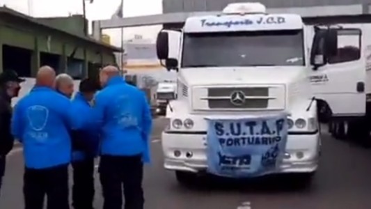 Caos de tránsito y tensión: la Policía impide que transportistas pasen por Puente Pueyrredón