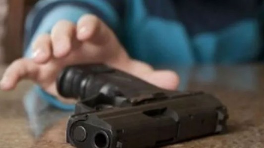 Nene de 8 años se puso a jugar con el arma de su papá y mató a una beba