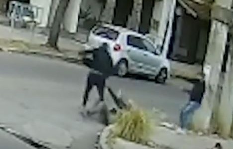 Video: Le robaron y lo ataron, cuando se desató corrió a los ladrones armados