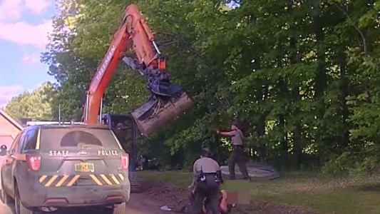 Atacó a la Policía con una excavadora para impedir el arresto de su hijo