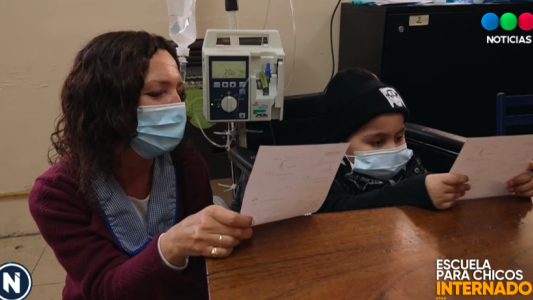 Cómo son las escuelas para los chicos internados en los hospitales