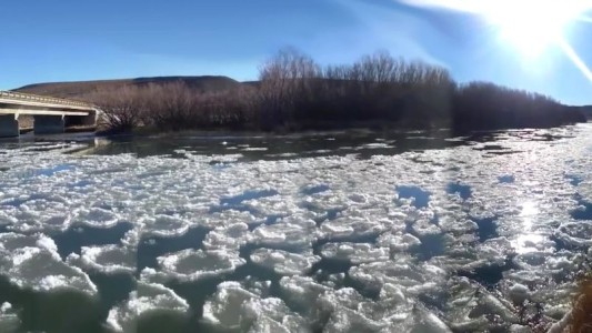 Video: Cruzan en tirolesa un río congelado para asistir a un poblado aislado al sur de Chubut