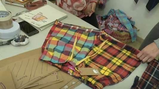 Hacen ropa con retazos que se reciclan