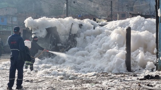 Susto en Bogotá: un barrio quedó atrapado por espuma tóxica