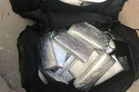 Hallaron 140 kilos de cocaína en panes flotando en la ría de Bahía Blanca