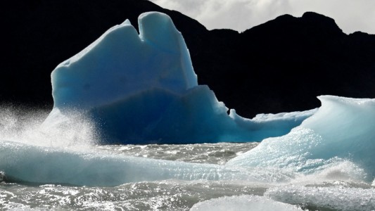 Un crucero con 3.000 pasajeros chocó contra un iceberg en Alaska