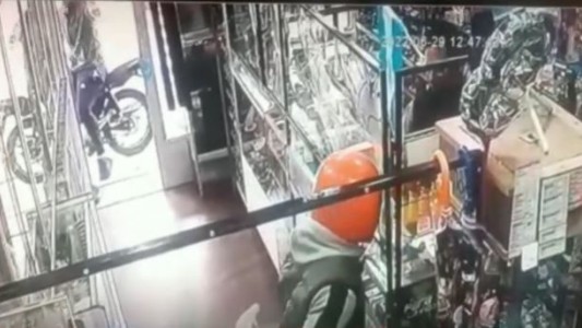 Un kiosquero fue baleado al ser asaltado por dos motochorros en su local de Ituzaingó