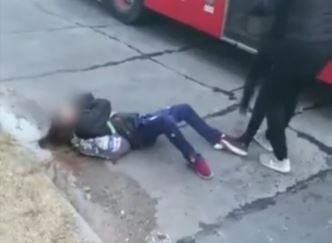 Video: Brutal pelea entre alumnas en la puerta de una escuela de La Plata