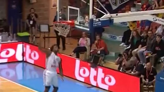 "¡El lo hizo!": una espectacular jugada de básquet dejó boquiabiertos a todos