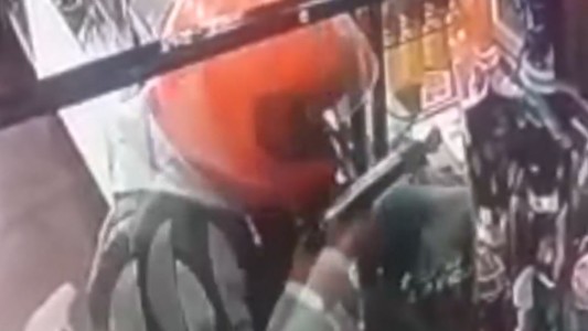 Motochorros le pegaron un balazo en la pierna a un kiosquero para robarle - #REC
