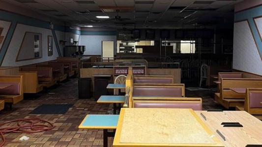 "Congelado en el tiempo": hallaron un local de comidas rápidas de los 80 atrás de un muro de un shopping