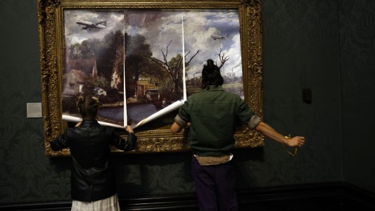 Ecologistas en protesta se pegaron a un cuadro en un museo